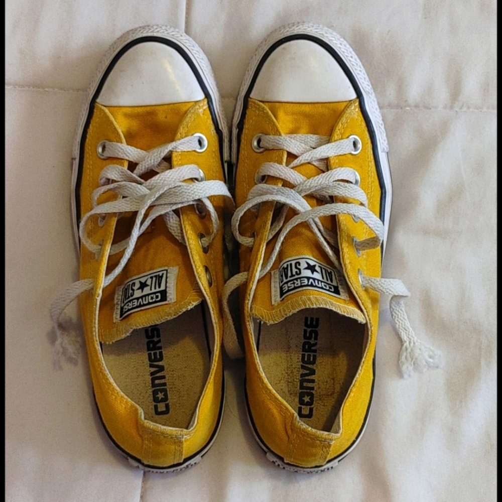 Yellow Lowtop Converse shoes, Women's size 6
